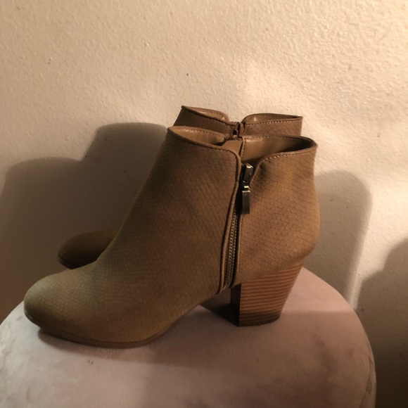 Beautiful tan womens bootie size 11M very comfortable gently worn - Picture 4 of 4